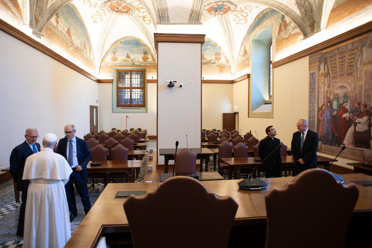 Leone XIV visita la nuova Aula del Tribunale Vaticano