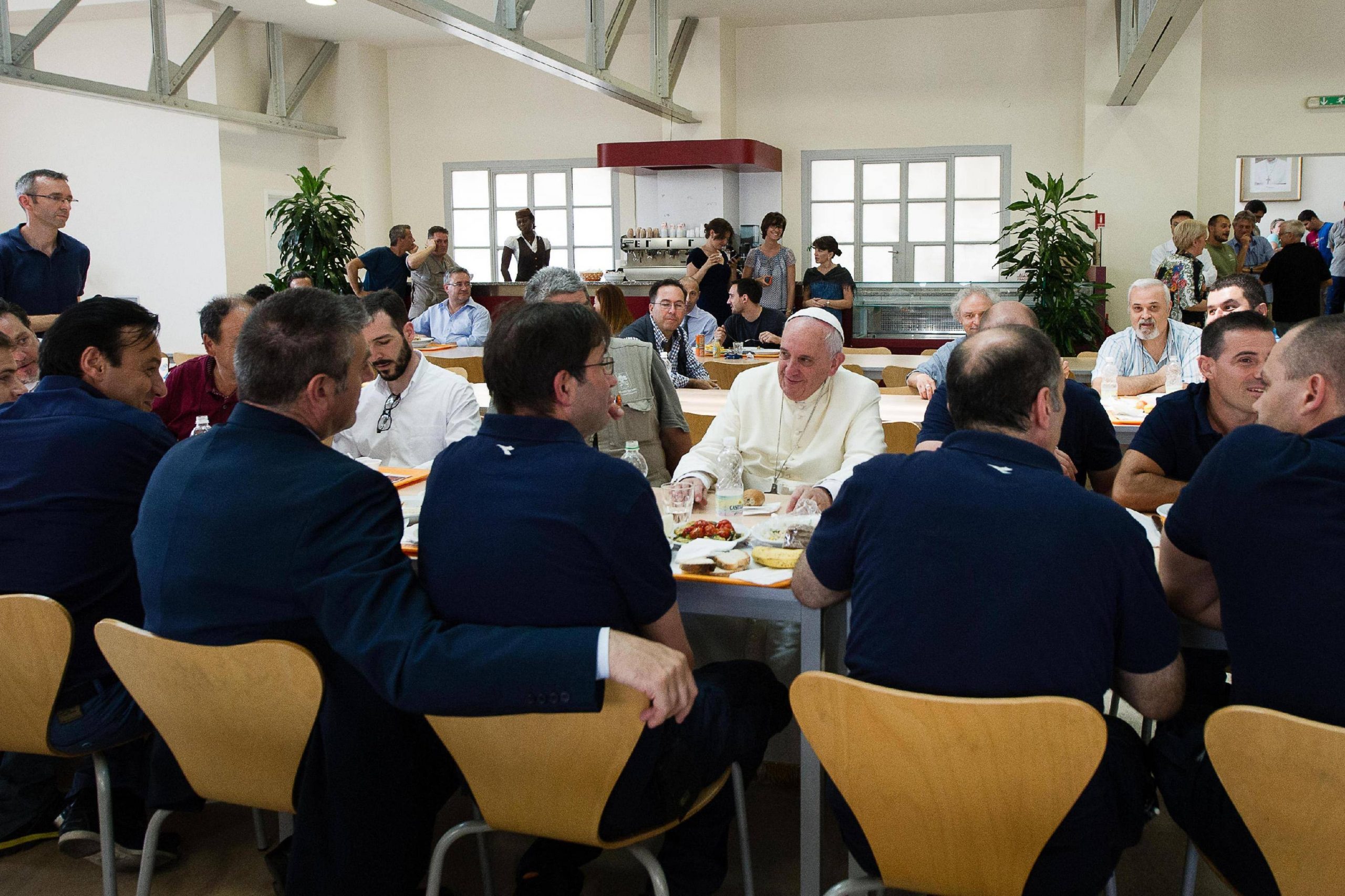 Vaticano: in nome della povertà si creano schiavi