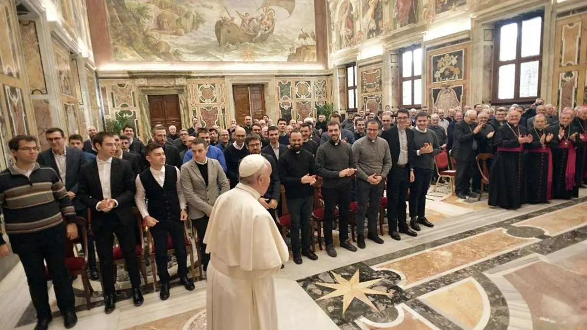 Il Papa parla a braccio ai seminaristi e ai preti. Assemblea sconvolta