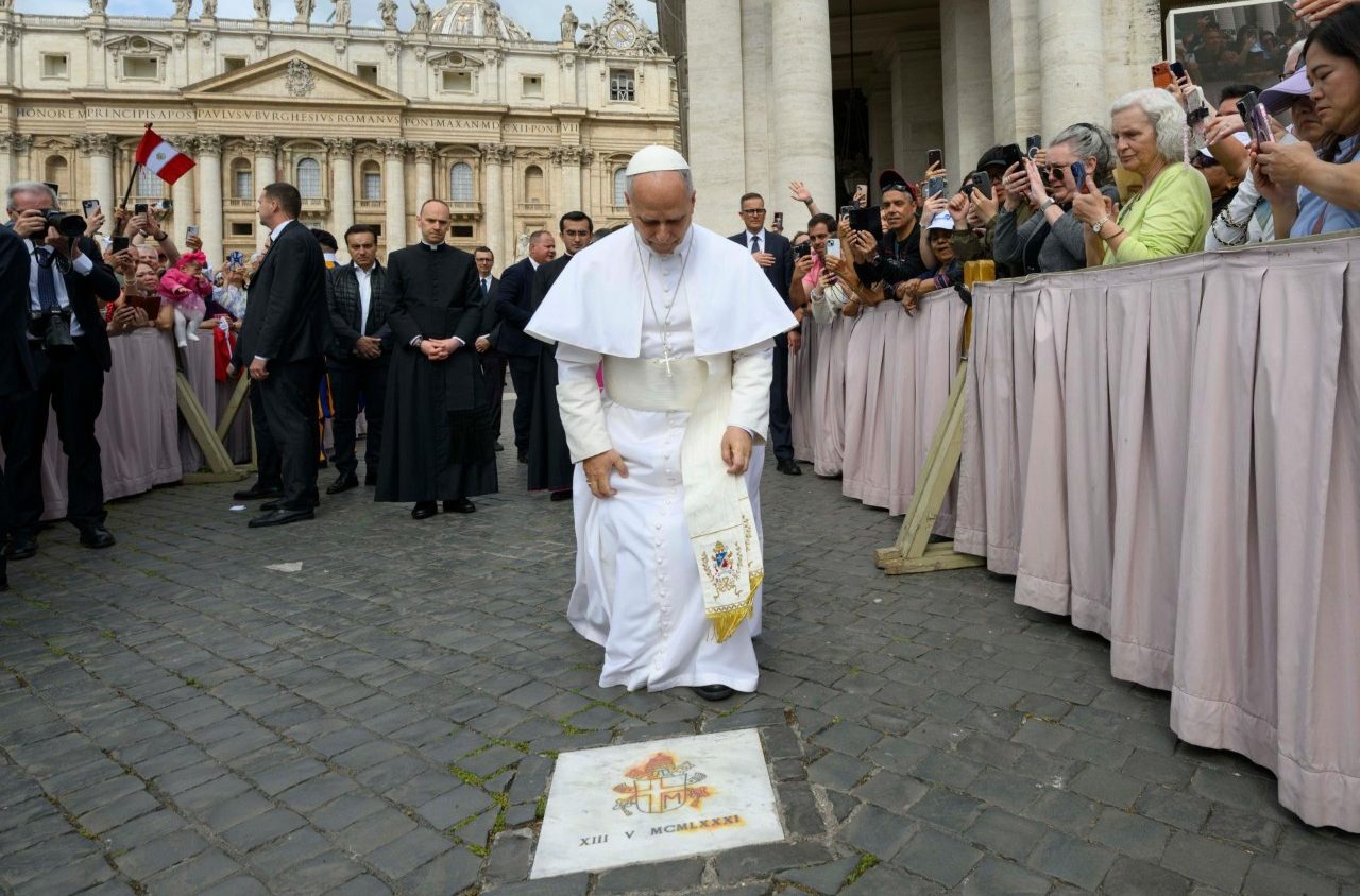 Leone XIV prega in silenzio sul luogo dell'attentato a Wojtyła