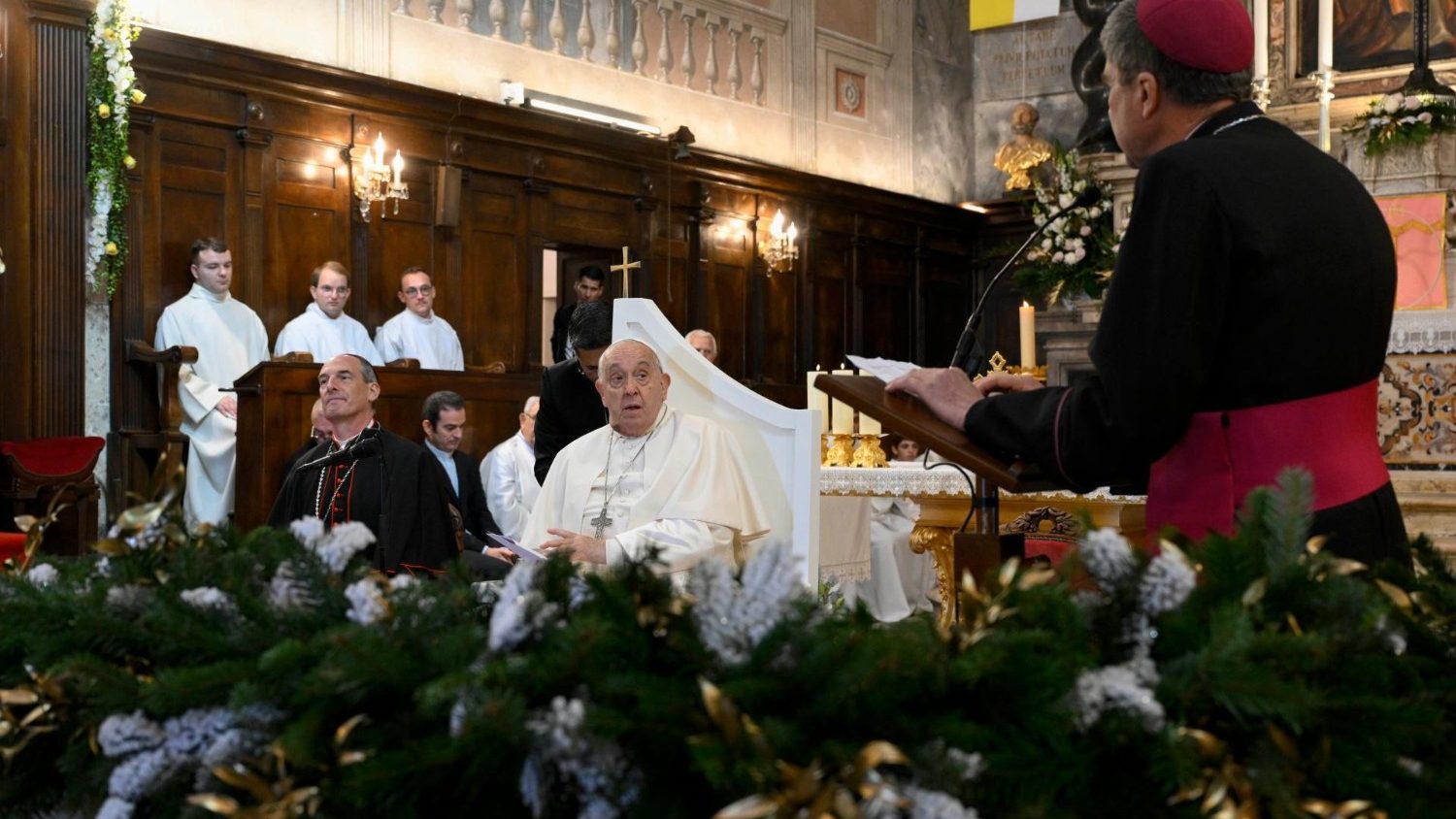 Papa Francesco ad Ajaccio: «Ai preti dico abbiate cura di voi e abbiate cura degli altri»
