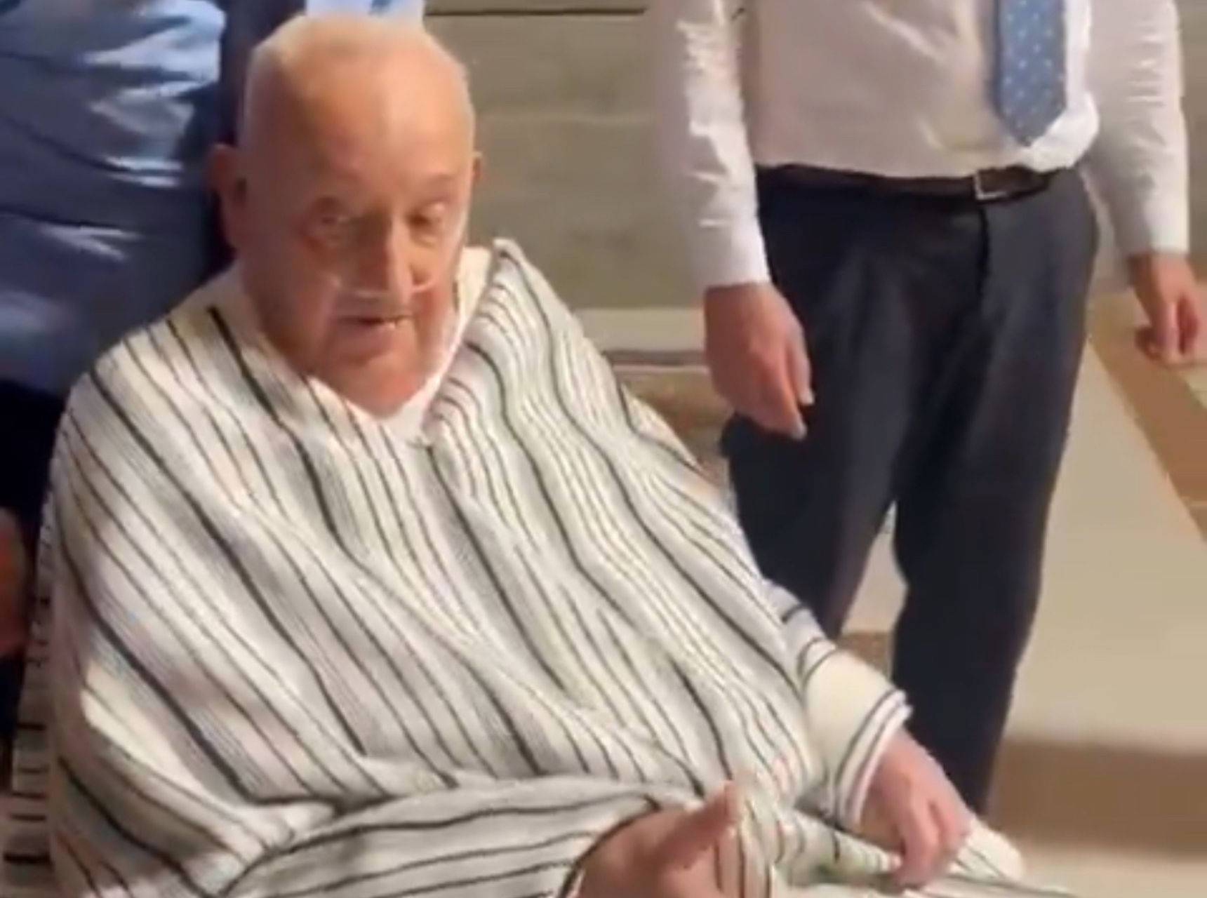 "Il Papa trofeo": coperta sulle gambe, niente talare. Scene imbarazzanti in San Pietro