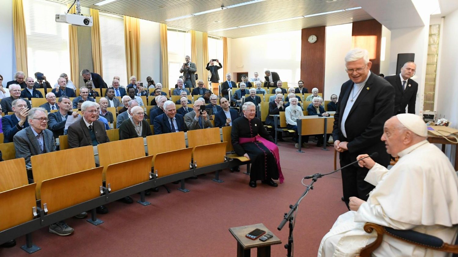 Papa Francesco ai gesuiti in Belgio: «L’aria che respiriamo è un dio pagano gassoso!»