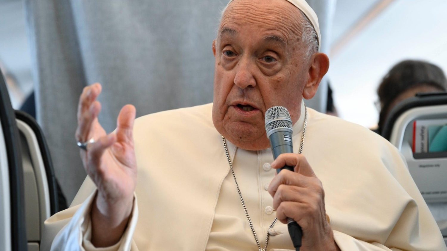 Papa Francesco sul volo: «L'aborto è omicidio. No all'ordinazione delle donne»