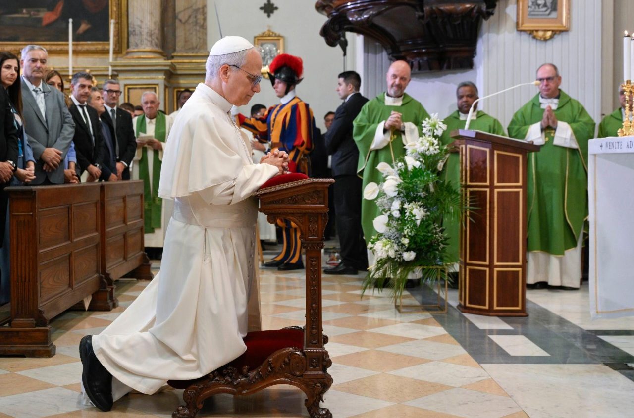 Castel Gandolfo. El Papa vuelve a celebrar entre los suyos. Fin del falso pauperismo.