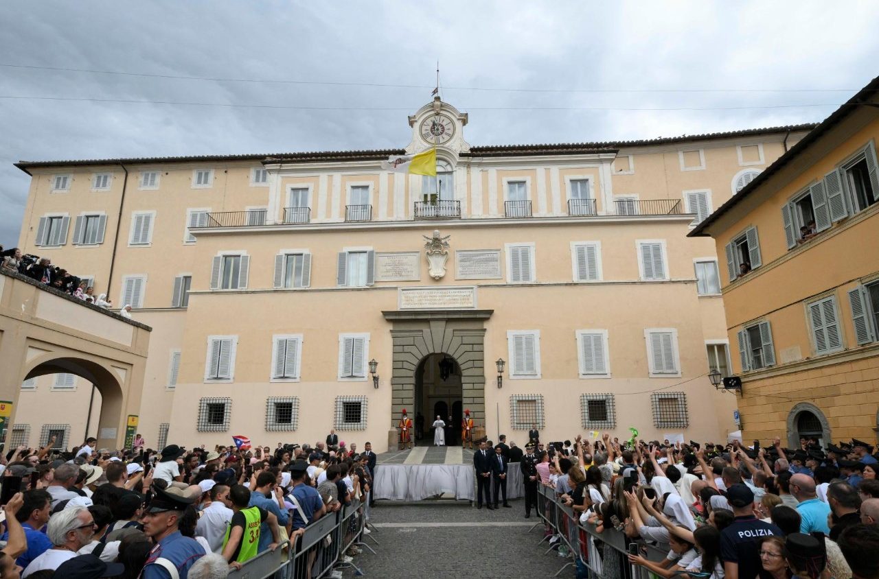 Leone XIV sceglie il silenzio sulle rive del lago