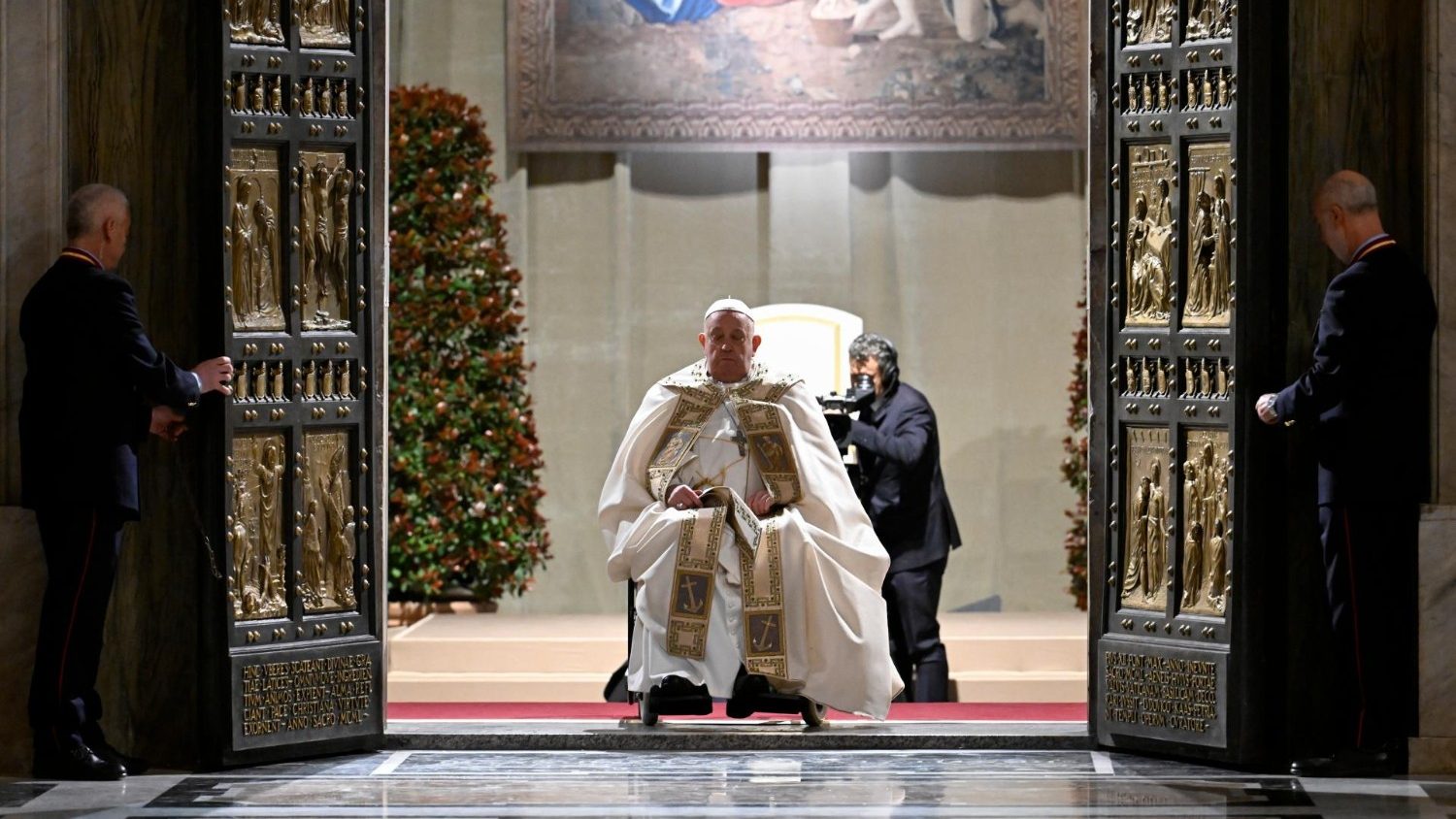 Il Papa apre l'Anno Santo: «Forse ci farà bene interrogarci sulla nostra capacità di avere compassione dell'altro»