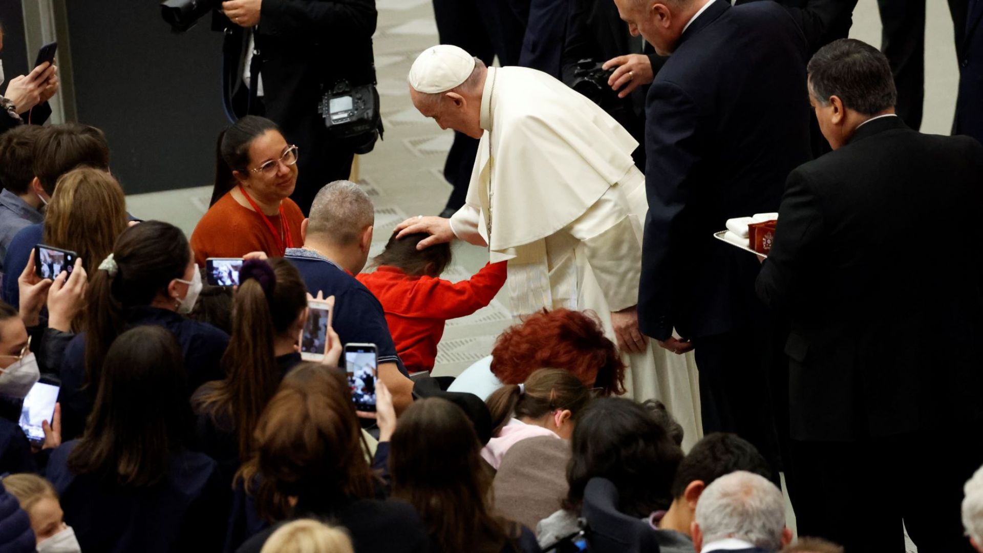 Il Papa mette in guardia le comunità laicali: attenzione agli abusi di coscienza