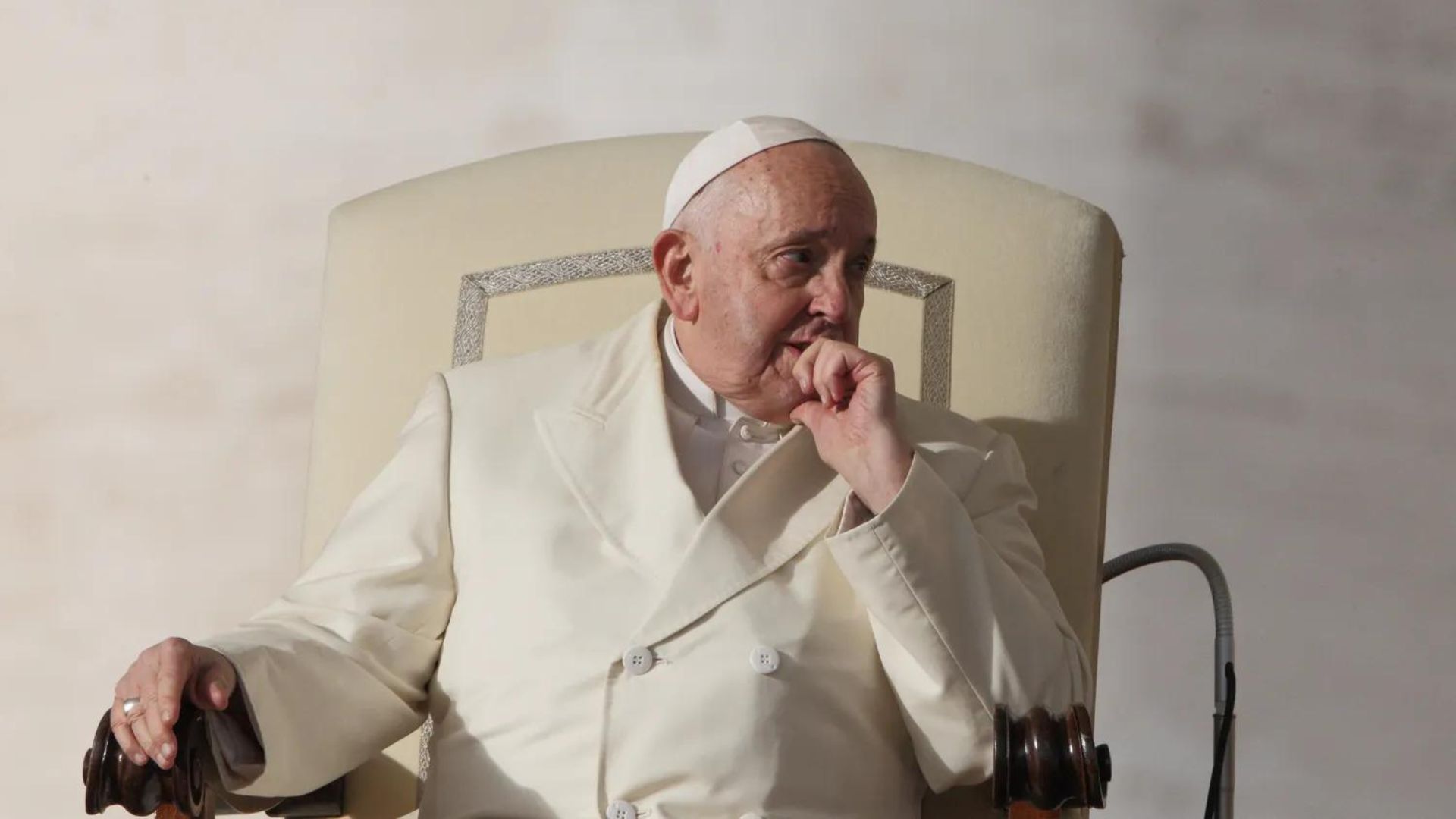 Il Papa all'aspirante seminarista dichiaratamente gay: "Nella Chiesa c'è posto per tutti" ma non in seminario.
