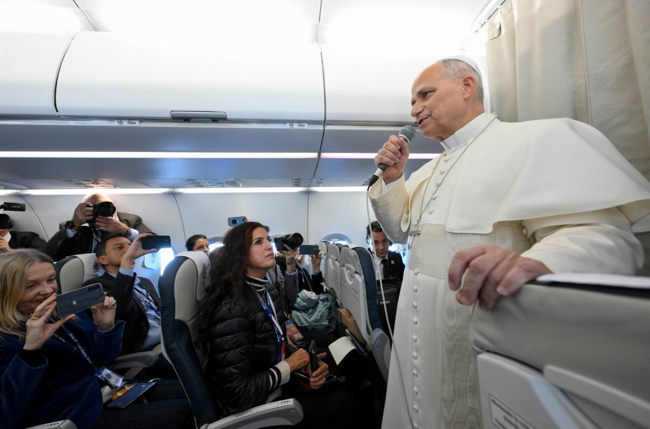 Toward Rome. Leo XIV breaks the gossip mold of Vaticanists: “I believe absolutely in the secret of the Conclave.”