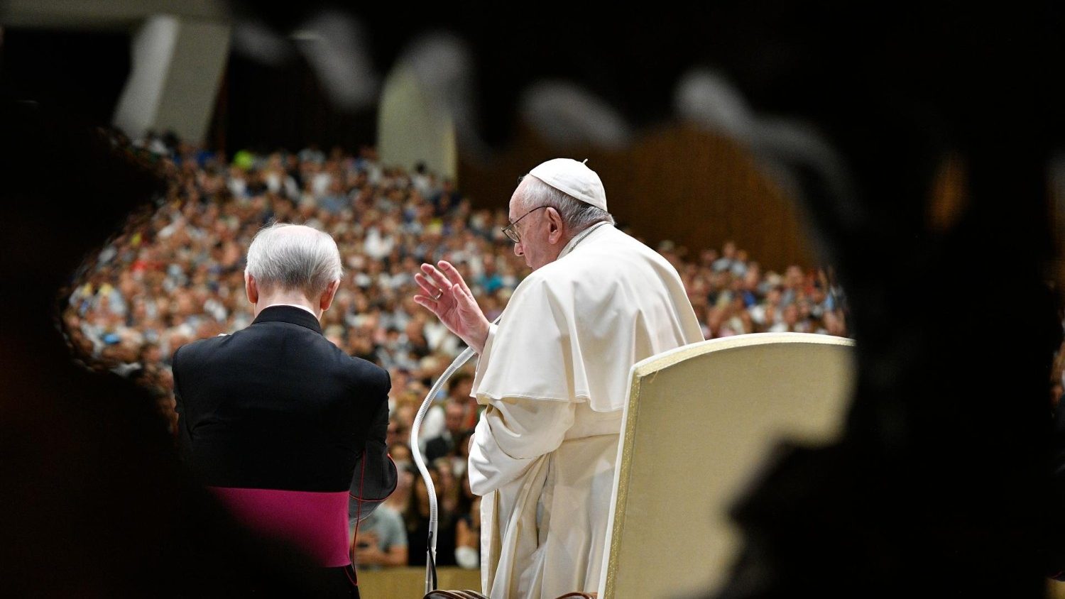 Più paura dei giornali che di Dio. Vescovi davanti al microfono