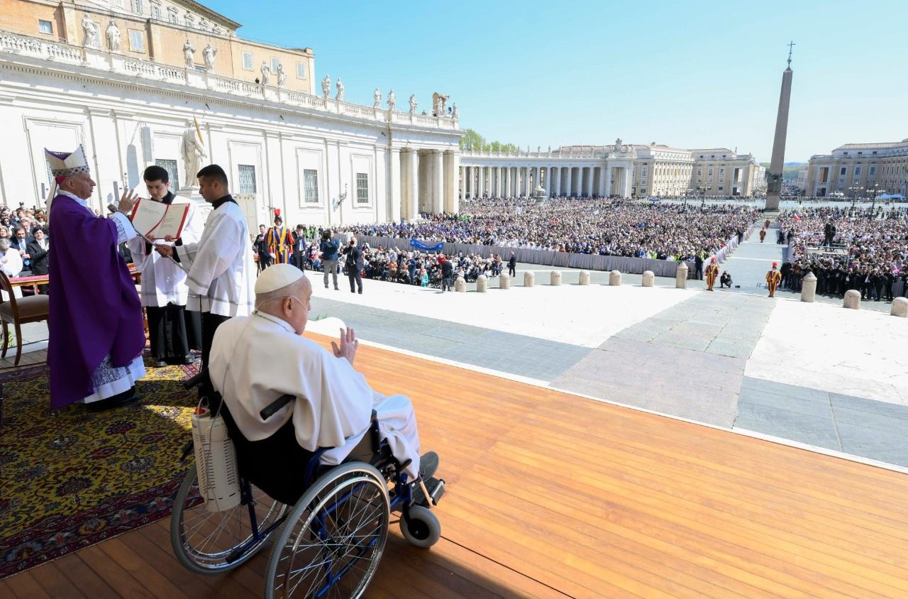 Sorpresa. Il Papa in Piazza San Pietro: "Buona Domenica"