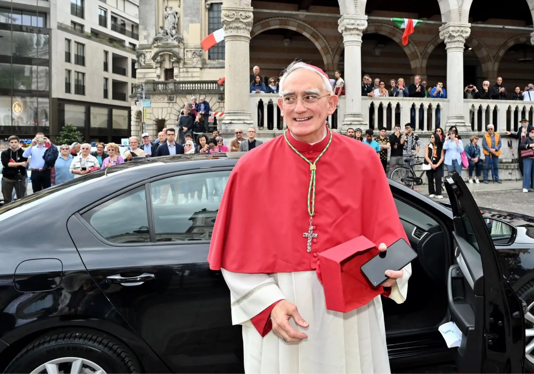 Funerali cattolici, Mons. Lamba firma il decreto: no alla dispersione delle ceneri e ai discorsi dei parenti dall'ambone