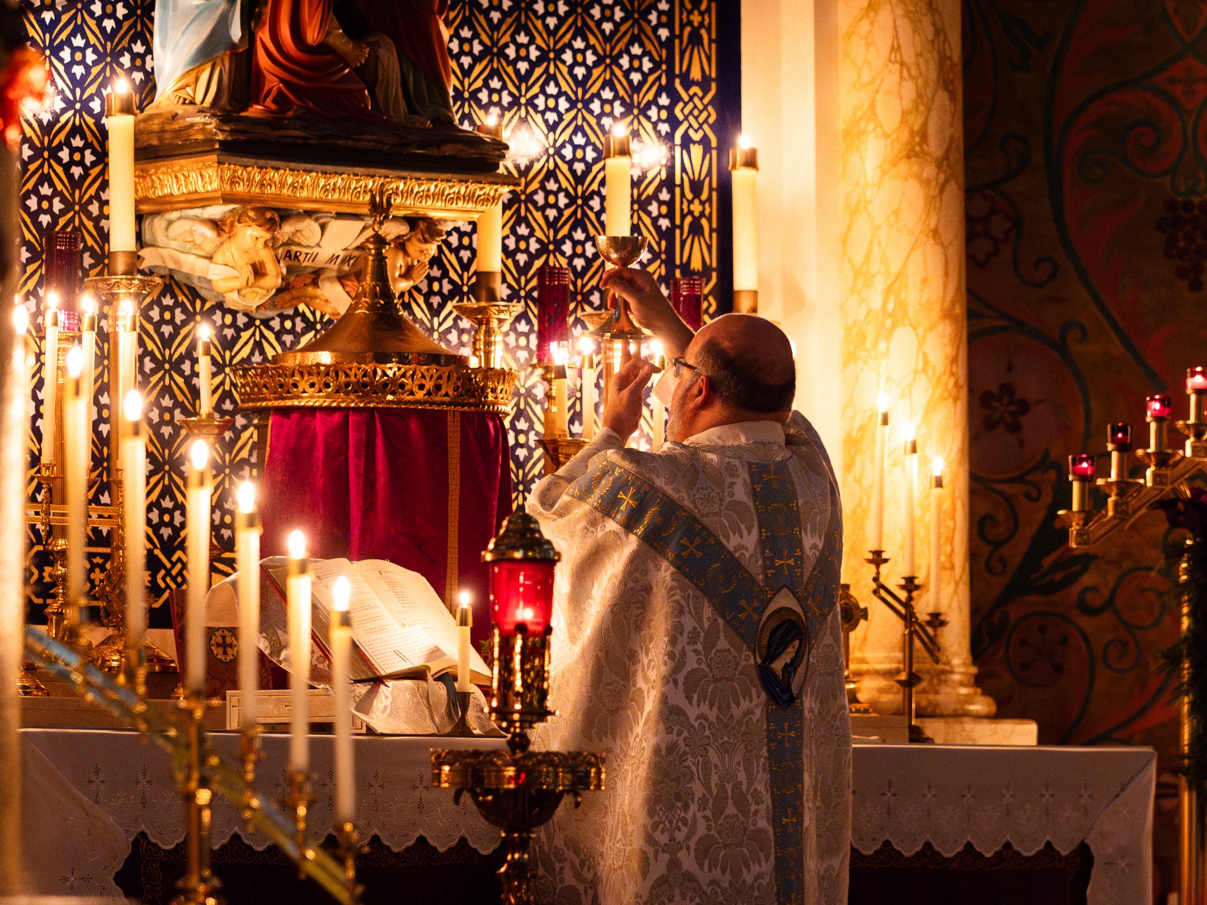 «Rorate caeli»: la Messa che fa nascere il giorno dentro l’Avvento