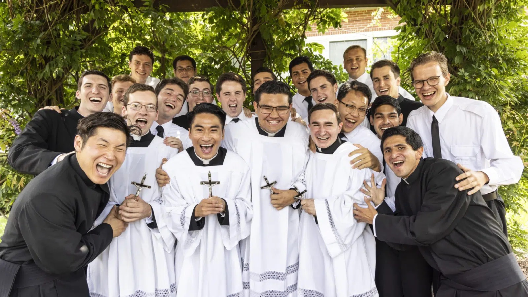 Jóvenes sacerdotes, viejas etiquetas: así mortifica la Iglesia a las nuevas vocaciones