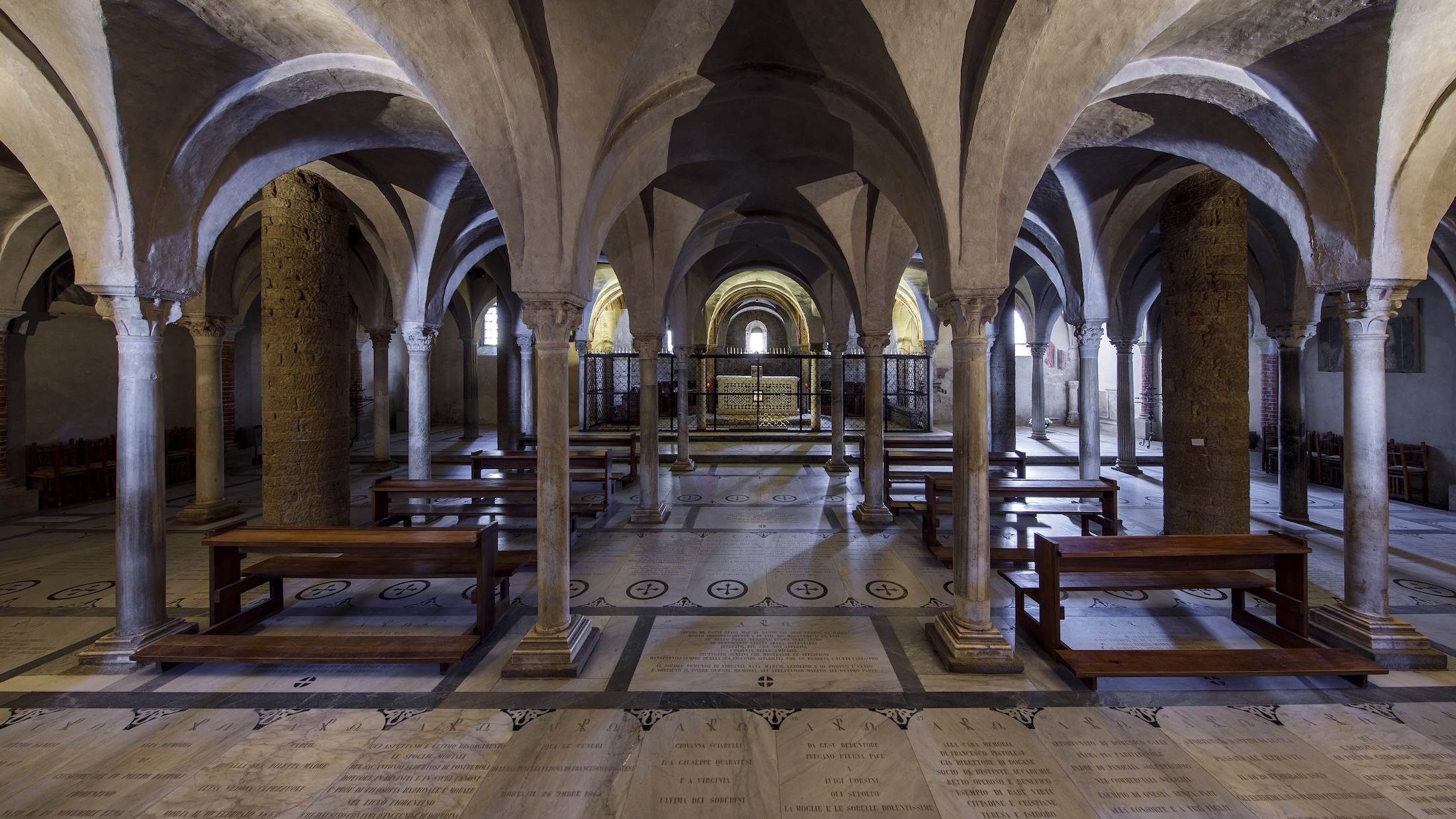 Perché le chiese antiche hanno una stanza segreta sotto l'altare?