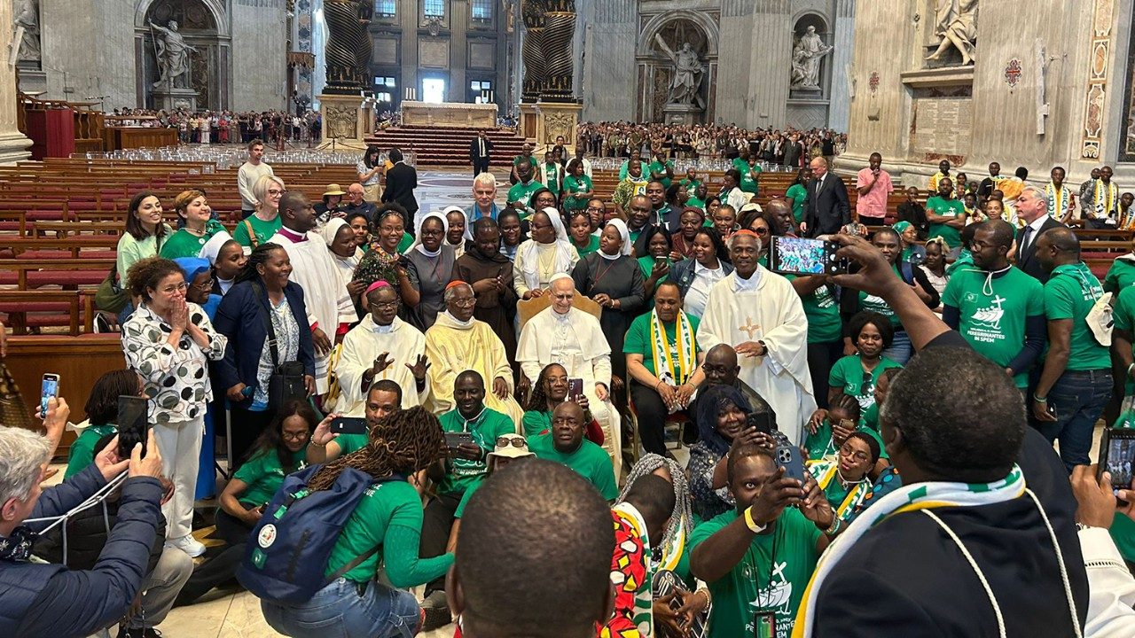 Leone XIV a sorpresa nella Basilica di San Pietro