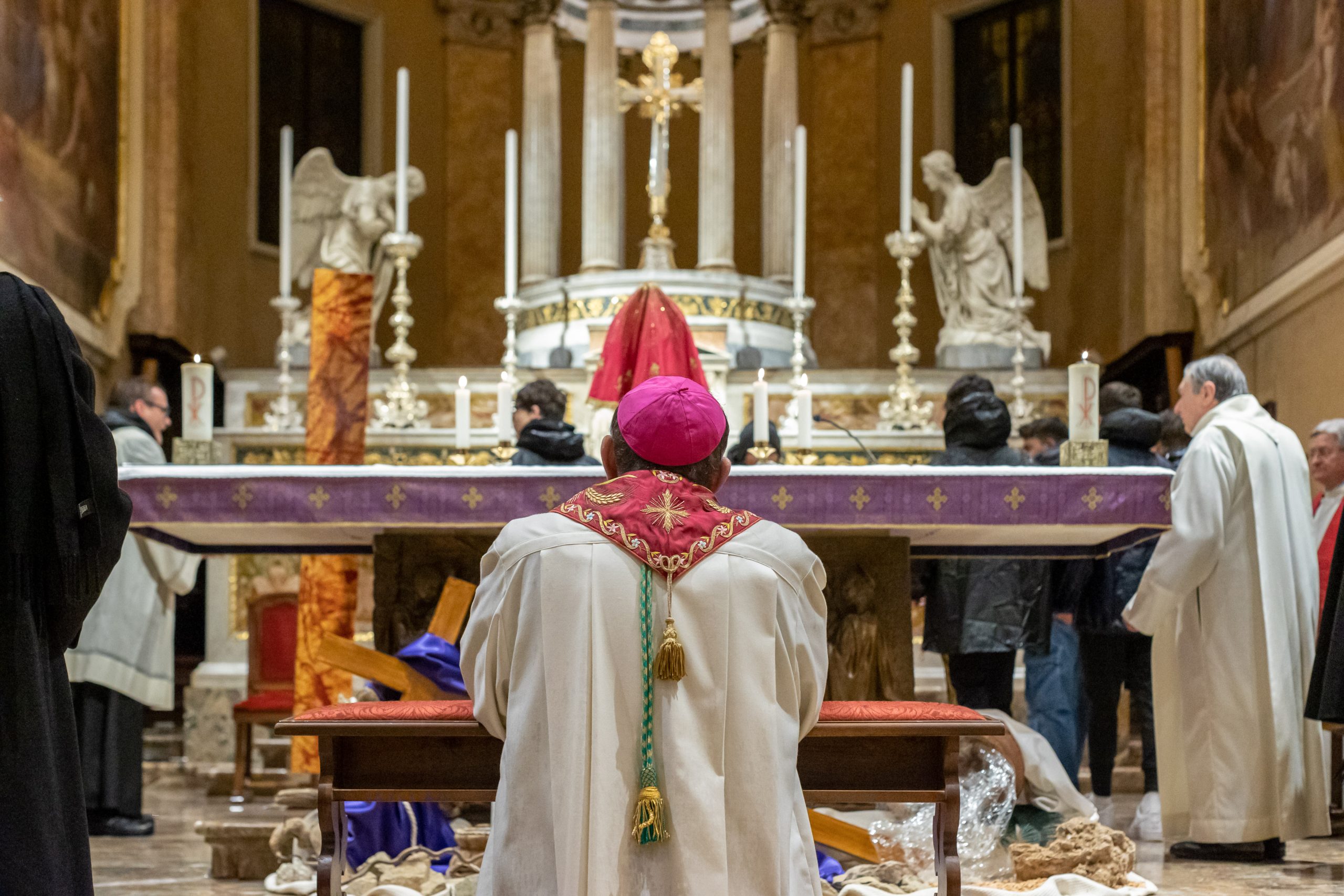 Delpini presiede la Via Crucis ad Abbiategrasso: «Sono forse come Pilato che vorrebbe essere giusto e fare giustizia ma sacrifica l’innocente piuttosto che perdere il favore della folla?»
