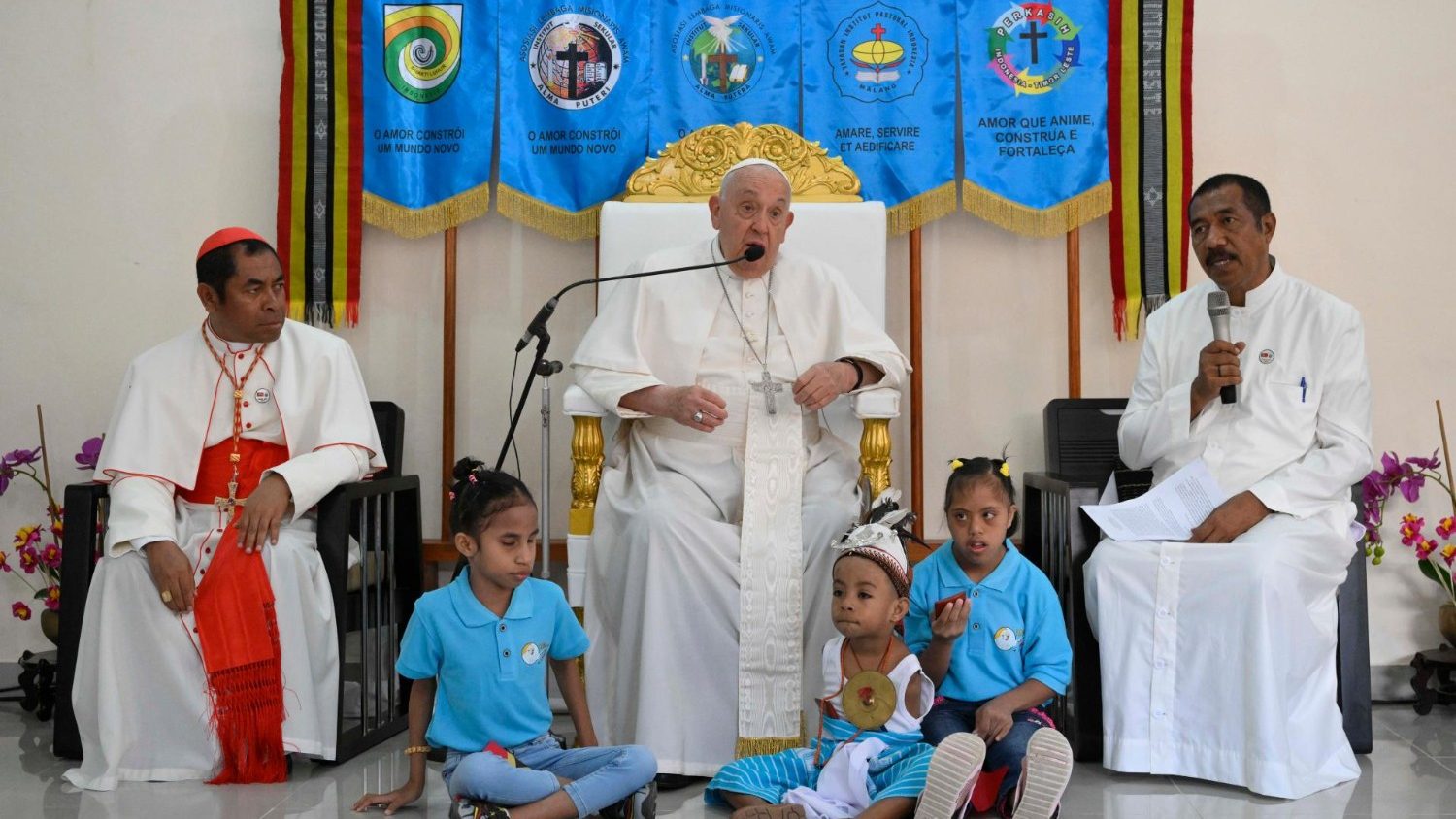 Timor Est. Papa Francesco: «Non possiamo capire l’Amore di Gesù se non ci mettiamo a praticarlo»