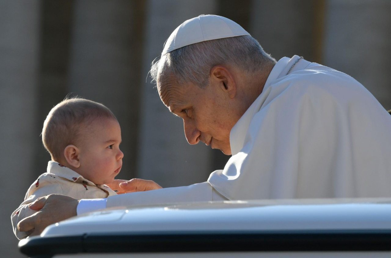 La politica cerca un Papa alleato, Leone XIV sceglie il popolo
