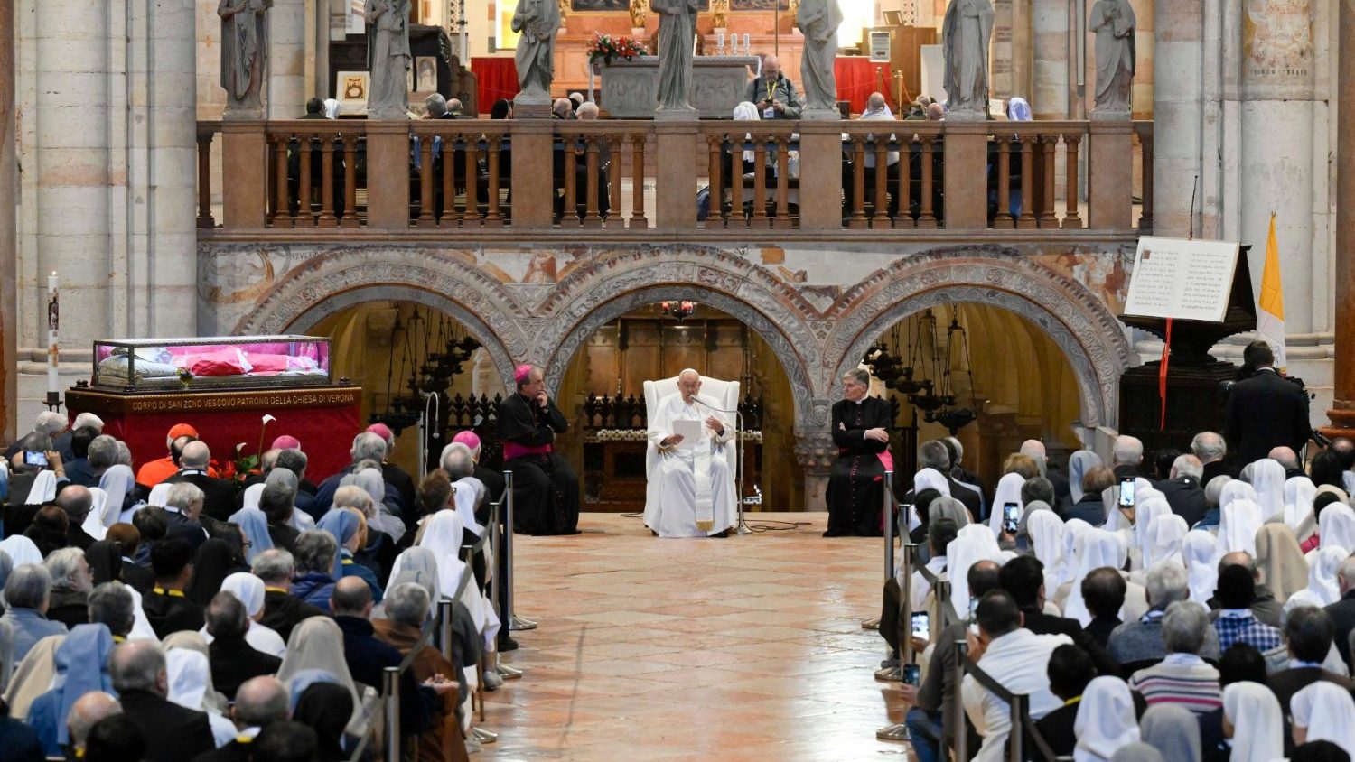 Il Papa a Verona. Ai sacerdoti offre il pessimo esempio: "Conservatori e modernisti"