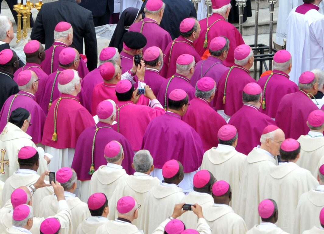 Papa Francesco bacchetta i preti siciliani: basta merletti della nonna