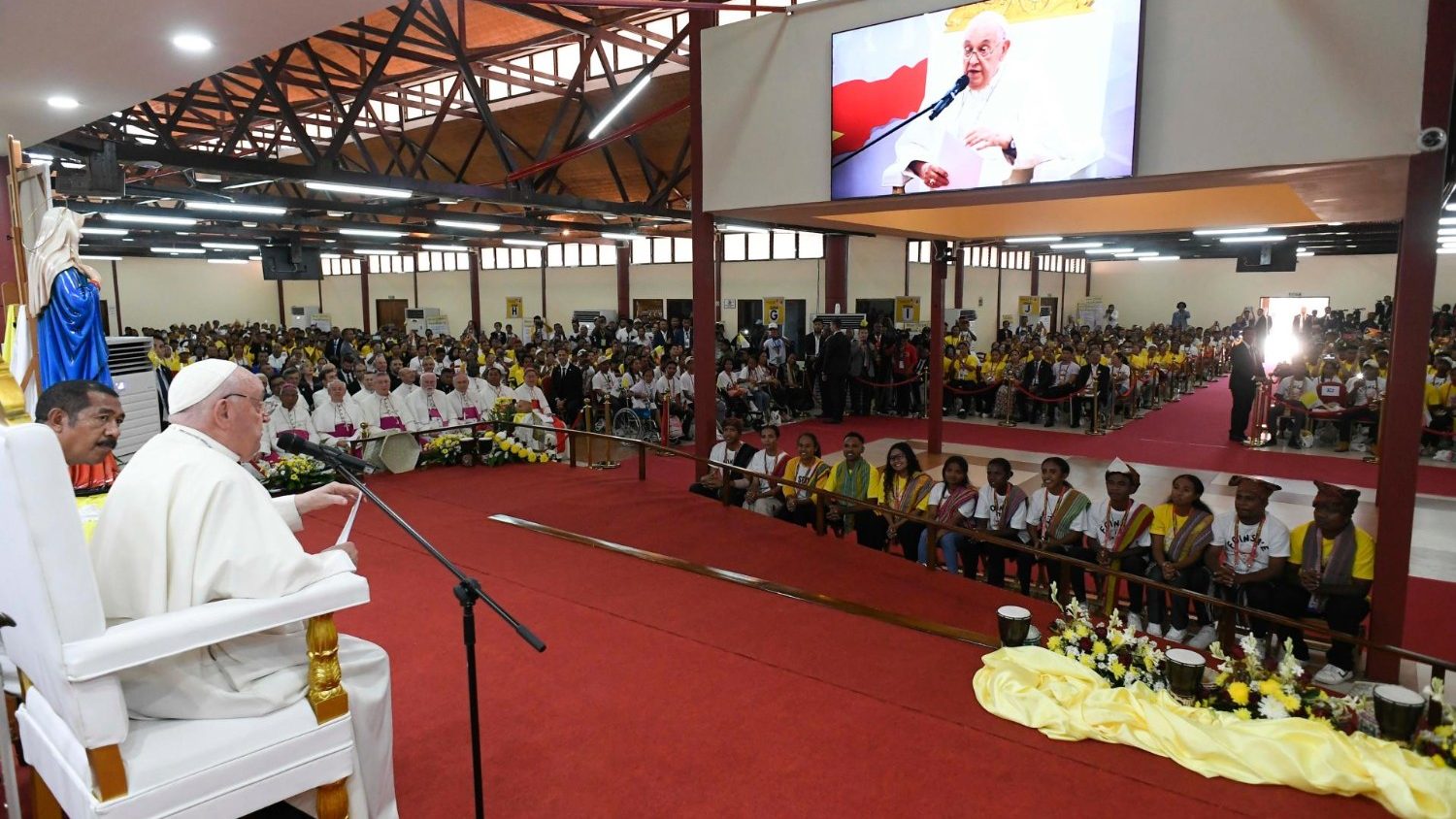 Papa Francesco ai giovani: «Diffidate dai venditori di felicità»